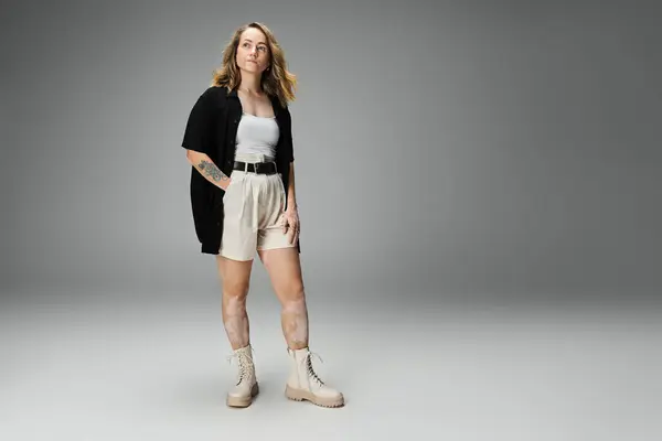 Confident young woman with vitiligo showcases her individuality through fashion. — Stock Photo