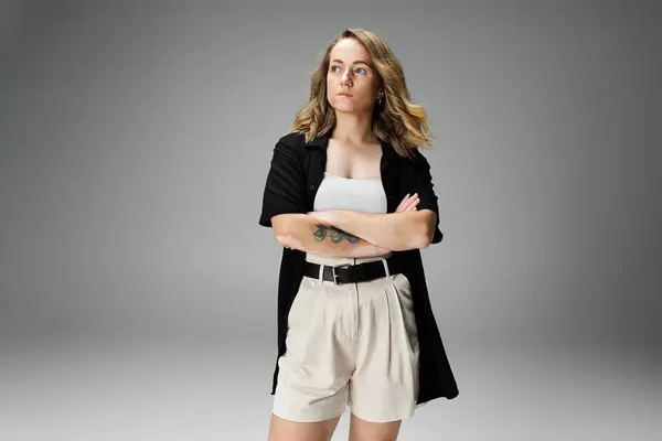 Young woman with vitiligo stands confidently with arms crossed, showcasing her beauty and style. — Stock Photo