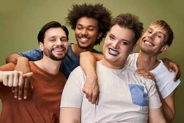 Vier Freunde posieren und feiern ihre lebendigen Persönlichkeiten und einzigartigen Identitäten. — Stockfoto