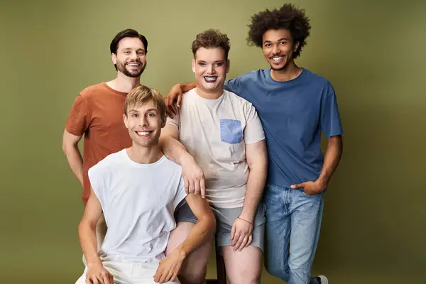 Quattro individui esprimono insieme i loro stili unici e la loro gioia, mostrando una vivace cultura queer.. — Foto stock