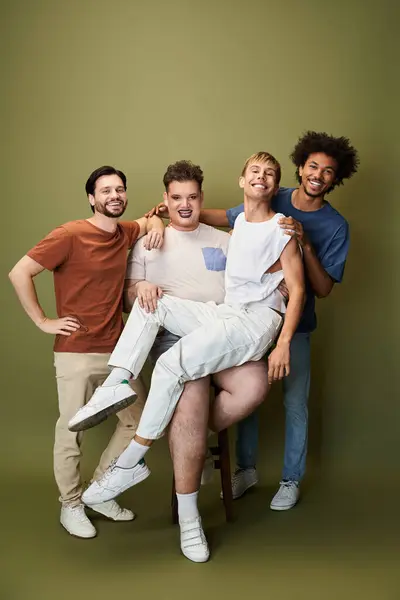 Cuatro amigos abrazan alegremente su identidad queer, mostrando amor y felicidad juntos. - foto de stock