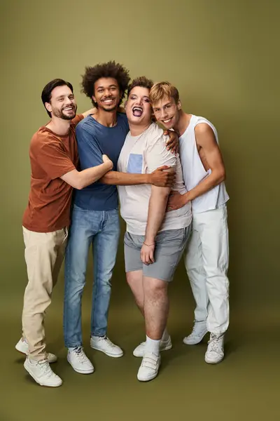 Un groupe diversifié d'amis queer se tient ensemble, rayonnant de joie et d'unité dans des couleurs vibrantes. — Photo de stock