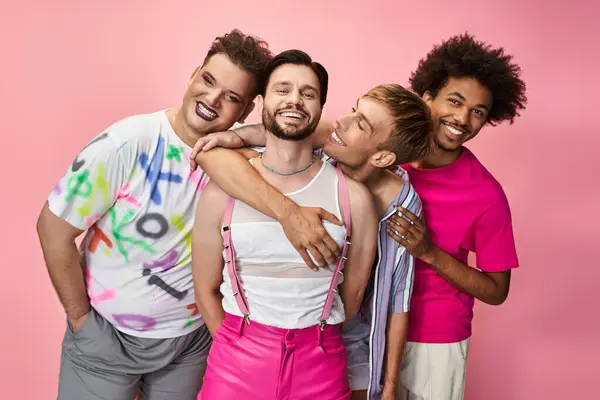 Un vivace gruppo di amici mette in mostra le loro personalità audaci, celebrando insieme la cultura queer. — Foto stock