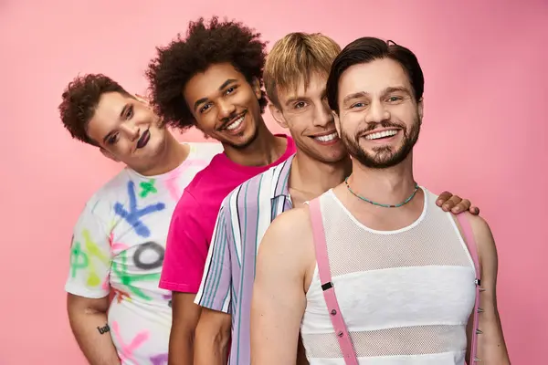 Cuatro amigos celebran su moda única y espíritus alegres, abrazando la identidad queer. - foto de stock