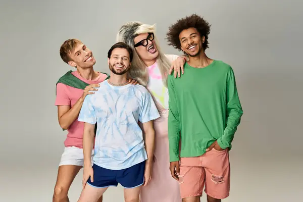 Vier Freunde präsentieren ihre einzigartigen Stile und fröhlichen Ausdrucksformen in einer festlichen Atmosphäre. — Stockfoto