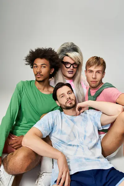 Um grupo diversificado mostra seus estilos únicos e celebra a cultura queer em um ambiente vibrante. — Fotografia de Stock