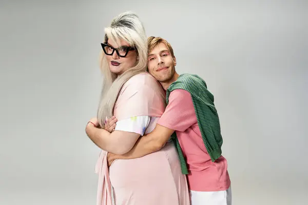 Two individuals embracing, radiating vibrant queer style and positivity. — Stock Photo