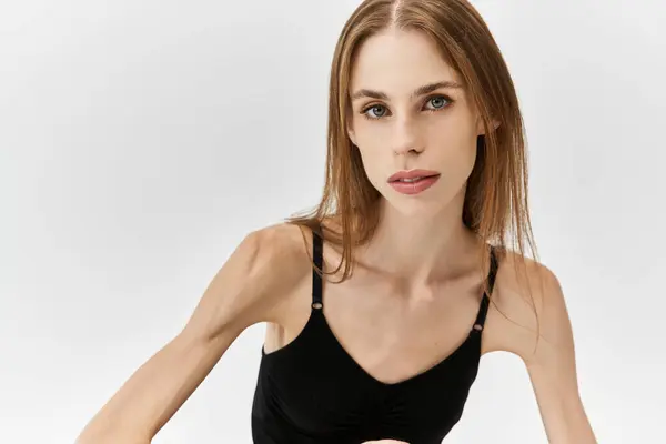 Une jeune femme avec anorexie met en valeur sa beauté et lutte dans un contexte clair. — Photo de stock