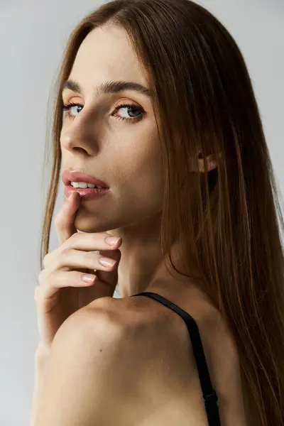 Jeune femme exprime la vulnérabilité et la force, mettant en valeur sa lutte contre l'anorexie. — Photo de stock