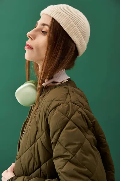 Eine junge Frau mit Magersucht posiert selbstbewusst vor grünem Hintergrund und zeigt ihre Schönheit. — Stockfoto