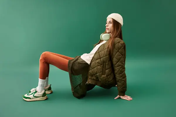 Jeune femme met en valeur son style unique tout en s'attaquant intelligemment aux défis de l'anorexie. — Photo de stock