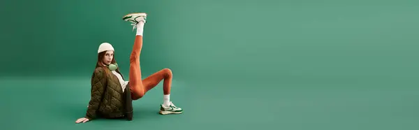 Une jeune femme démontre son style unique et lutte contre l'anorexie dans un cadre vibrant. — Photo de stock