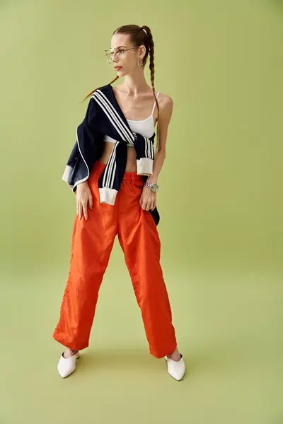 Une jeune femme pose avec confiance en tenue vibrante, reflétant son voyage avec l'anorexie. — Photo de stock