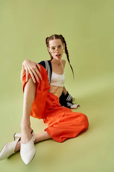 Une jeune femme dépeint sa bataille contre l'anorexie à travers la mode et l'expression dans une pose unique. — Photo de stock