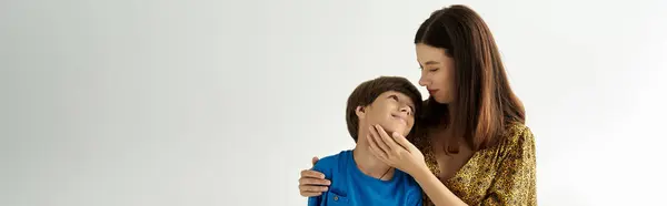 Eine junge Mutter interagiert liebevoll mit ihrem Sohn in einem modernen Atelier und zeigt ihre Verbundenheit. — Stockfoto