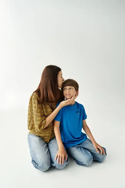 Mother and son enjoy a heartwarming moment together while sitting on the floor. — Stock Photo