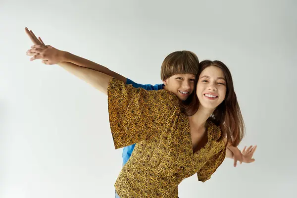 Una giovane madre gode di momenti giocosi con suo figlio in uno studio luminoso, mostrando l'amore della famiglia.. — Foto stock