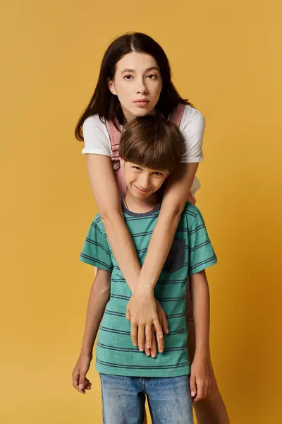 A casual moment between a young mother and her son emphasizes love and connection in a studio. — Stock Photo