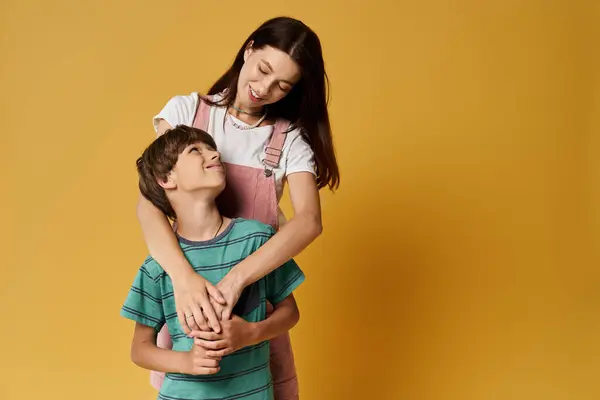 Una joven madre y su hijo comparten un momento de alegría en un estudio luminoso, mostrando su vínculo. - foto de stock