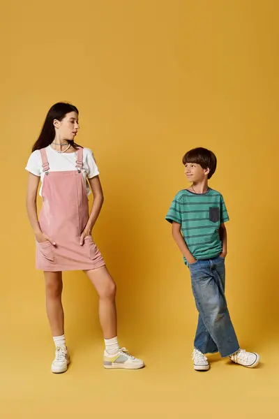 Jovem mãe e filho compartilham um momento lúdico em um estúdio brilhante, mostrando o amor da família. — Fotografia de Stock