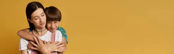 A young mother and her son share a joyful embrace in a bright studio. — Stock Photo