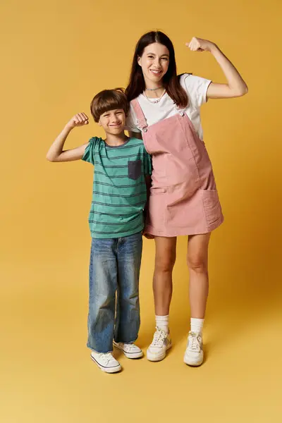 Eine junge Mutter und ihr Sohn posieren mit verspielten Gesichtsausdrücken und zeigen ihre Verbundenheit und Freude. — Stockfoto