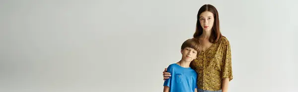 Eine junge Mutter und ihr Sohn stehen in lässiger Kleidung zusammen. — Stockfoto