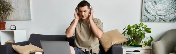 Homem ouve música com fones de ouvido em um ambiente interior descontraído. — Fotografia de Stock