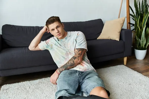 Handsome young man with a prosthetic leg lounges casually in a modern living space. — Stock Photo