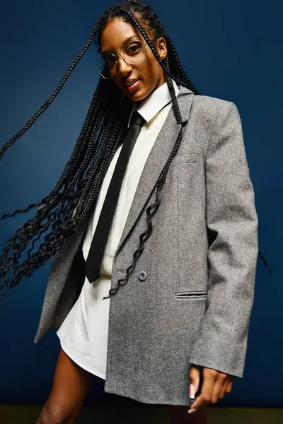 A young woman with beautiful braids showcases her unique fashion sense in a chic outfit. — Stock Photo