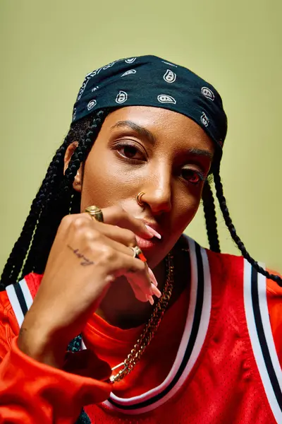 The young woman exudes confidence with bold accessories against a unique backdrop. — Stock Photo