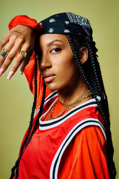 A confident young woman poses dramatically, showcasing her unique style and personality. — Stock Photo