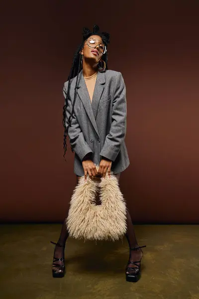 Una mujer joven muestra su estilo único, vistiendo un traje elegante y golpeando una pose con estilo. — Stock Photo
