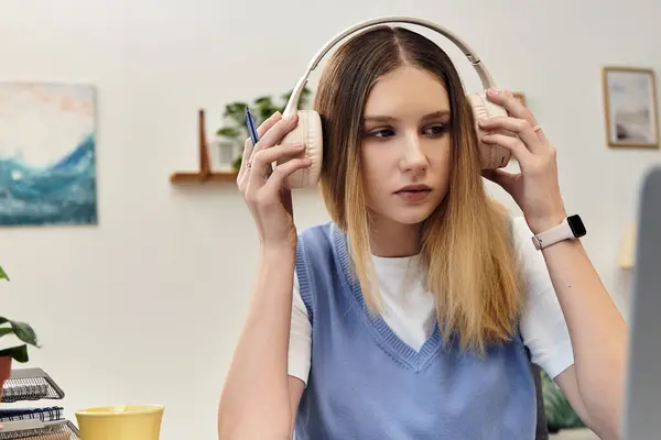 Adolescente ragazza gode di ascoltare musica mentre si lavora su attività creative nella sua accogliente stanza. — Foto stock