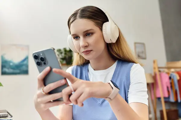 Uma adolescente relaxa em seu quarto vibrante, focada em seu telefone enquanto ouve música. — Fotografia de Stock
