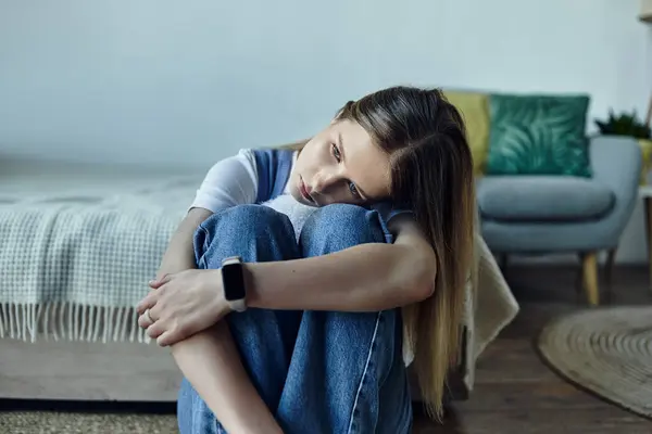 Pretty teenage girl sits comfortably on the floor, enjoying her personal space at home. — Stock Photo