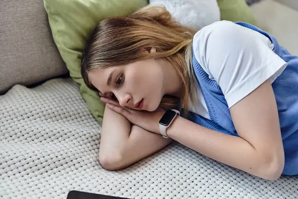 A teenage girl relaxes in her room, immersed in personal thoughts and reflections on life. — Stock Photo