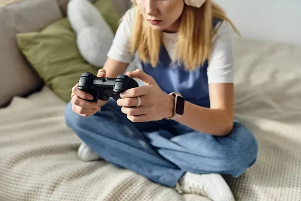 Un'adolescente gode di un'esperienza di gioco immersiva nella sua camera da letto moderna, sentendosi rilassata. — Foto stock