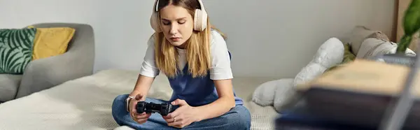 Una ragazza gode la sua esperienza di gioco mentre si siede comodamente nella sua elegante stanza, banner — Foto stock