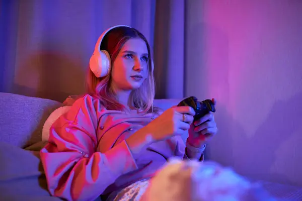Una bella adolescente si diverte a giocare nella sua elegante stanza, immergendosi nel divertimento serale. — Foto stock