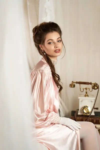 Luz suave agracia uma jovem mulher em um ambiente vintage, transformando-a em uma beleza mística. — Fotografia de Stock