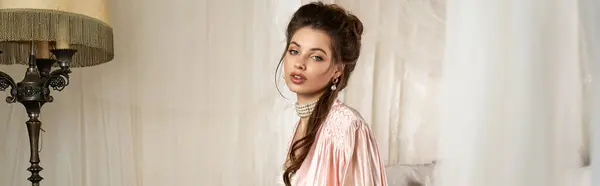 Jeune femme captivante embrasse son essence mystique tout en orné de vêtements d'inspiration vintage. — Photo de stock