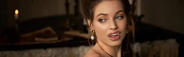 Una joven impresionante con características cautivadoras emana un misterioso encanto vampiro. - foto de stock