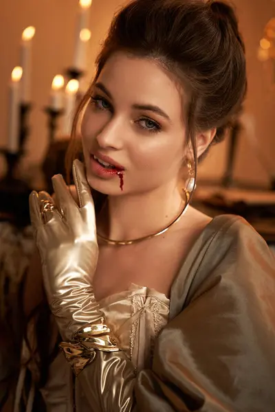 Eine atemberaubende Frau in eleganter Kleidung verkörpert einen Vampir-Reiz mit blutrotem Touch. — Stockfoto