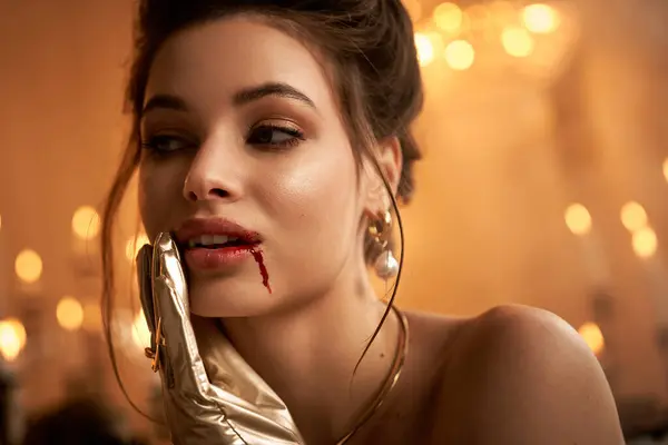 Eine junge Frau verströmt Charme und Reiz und verkörpert in der Dämmerung eine mystische Vampirpersönlichkeit. — Stockfoto