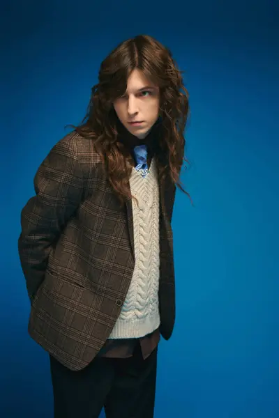 Handsome young man in tailored outfit strikes a confident pose surrounded by stunning colors. — Stock Photo