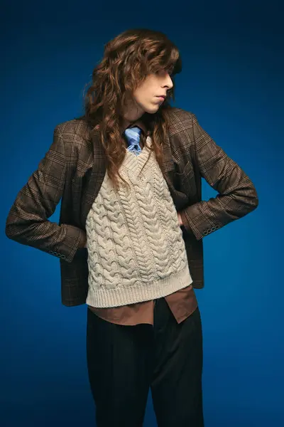 Stylishly dressed young man exudes confidence in a chic ensemble against a bold backdrop. — Stock Photo