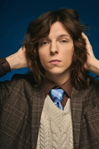 A handsome young man showcases his chic style with fashionable attire and a striking pose. — Stock Photo