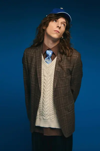 Handsome young man in a trendy ensemble poses confidently, radiating style and charm. — Stock Photo