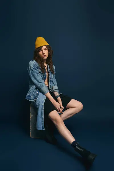 This stylish young man exudes casual elegance in a denim jacket and trendy accessories. — Stock Photo